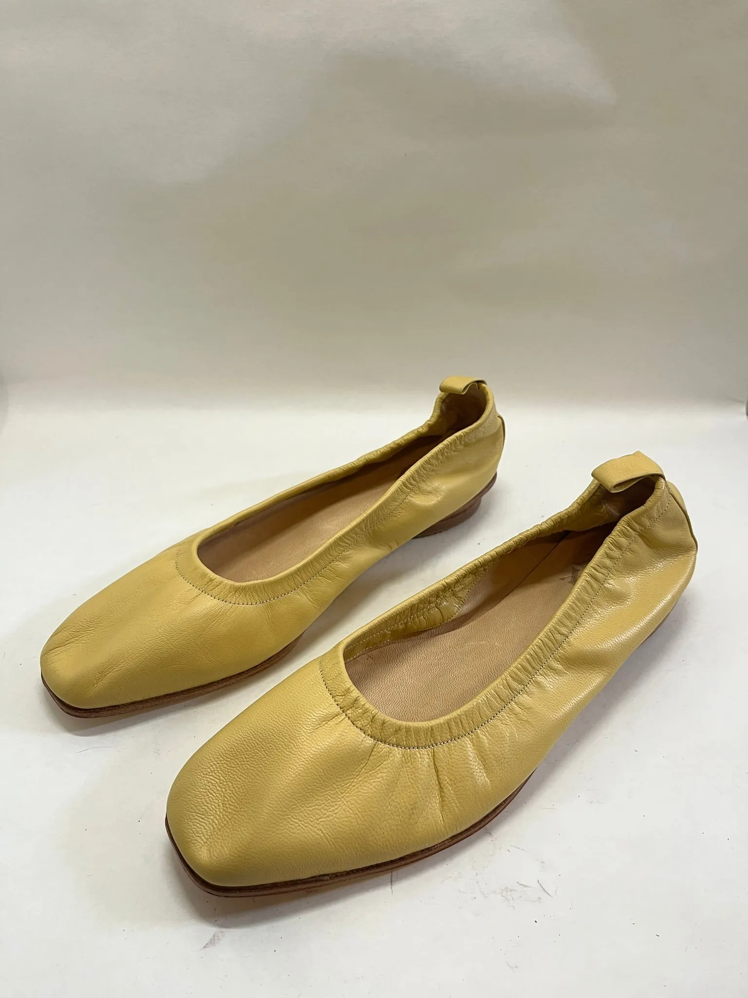 Daria Flat in Manteca Size 38